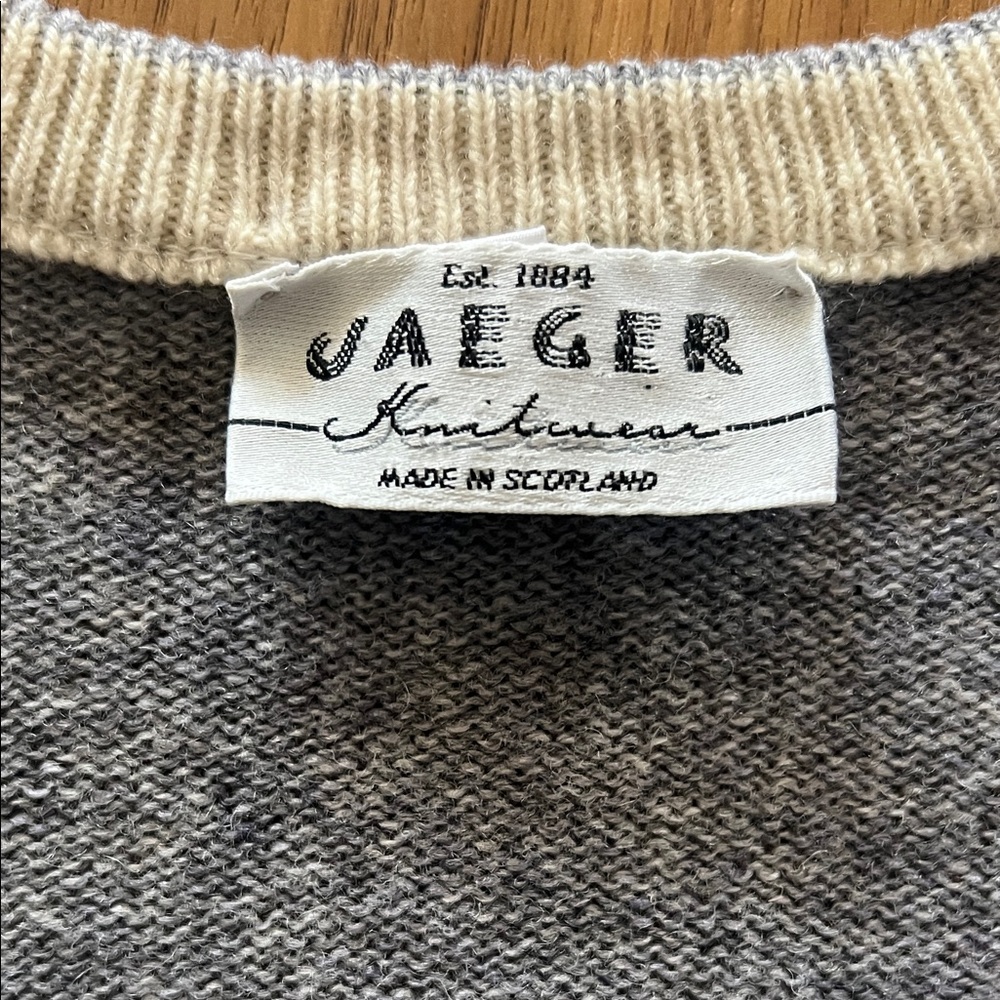 Gray V-Neck Sweater With Argyle Pattern - image 3